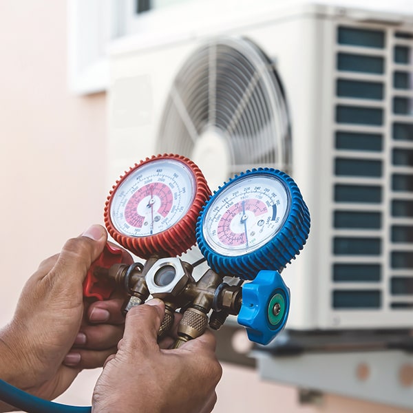 el mantenimiento de aire acondicionado en un edificio grande puede llevar varias horas, dependiendo del tamaño y la complejidad del sistema